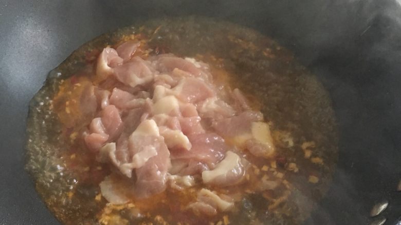 无辣～水煮肉片,倒水，烧开，下腌制好的肉片迅速划开