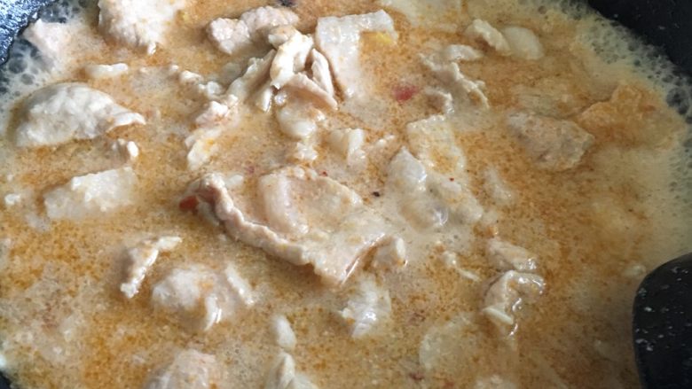 无辣～水煮肉片,不盖锅盖，用锅铲轻轻搅拌，多放点盐，少许<a style='color:red;display:inline-block;' href='/shicai/ 10588'>糖</a>，<a style='color:red;display:inline-block;' href='/shicai/ 788'><a style='color:red;display:inline-block;' href='/shicai/ 788'>生抽</a></a>，3～5分钟，熟了就赶紧关火，不然老了就不好吃了