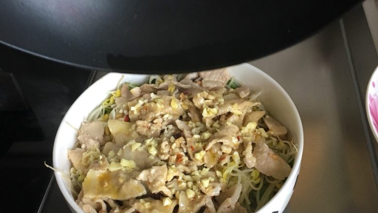 无辣～水煮肉片,锅洗干净，放点油烧热，淋在蒜末上