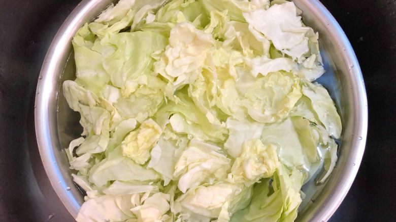 五花肉炒包菜,包菜洗净,撕成小块,放水里浸泡30分钟