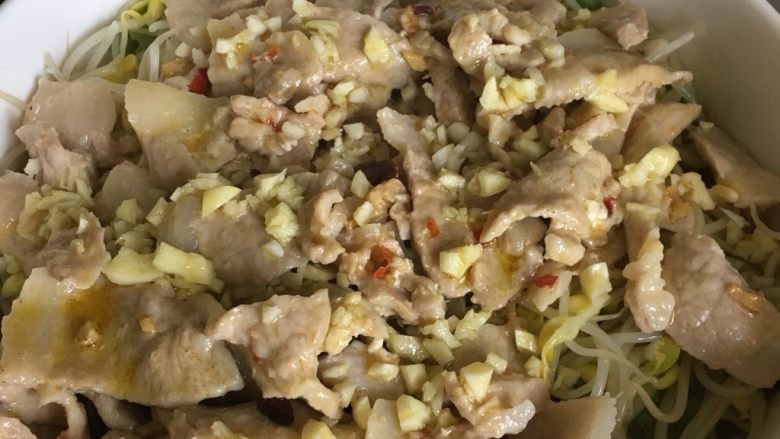 无辣～水煮肉片,没有放辣椒的水煮肉片不是那么好看，但是给孩子吃味道还是很不错的👍