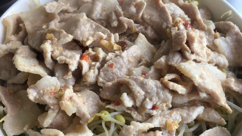 无辣～水煮肉片,肉片铺在豆芽上