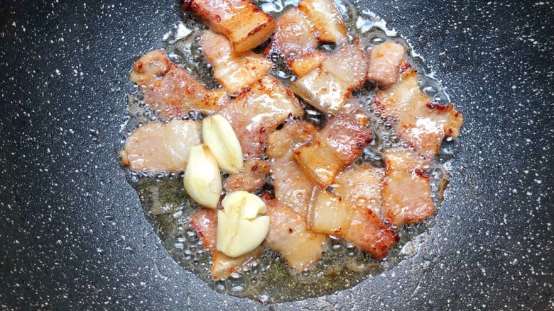 五花肉炒包菜,五花肉的油煸的差不多的时候,放入蒜头
