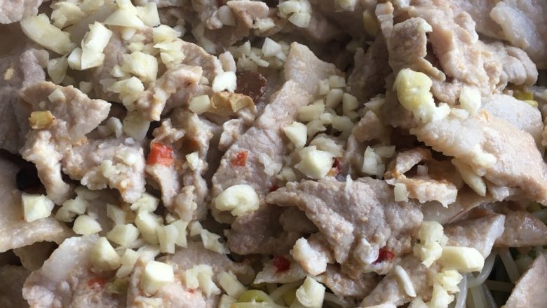 无辣～水煮肉片,蒜末洒在肉片上