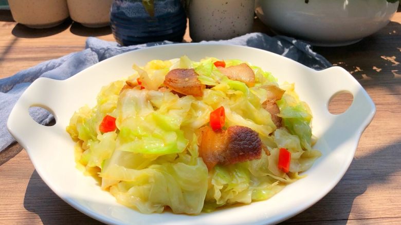 五花肉炒包菜,超级下饭哦!