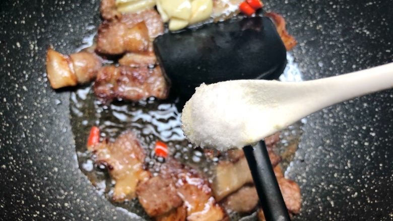 五花肉炒包菜,放入2g盐,翻炒均匀