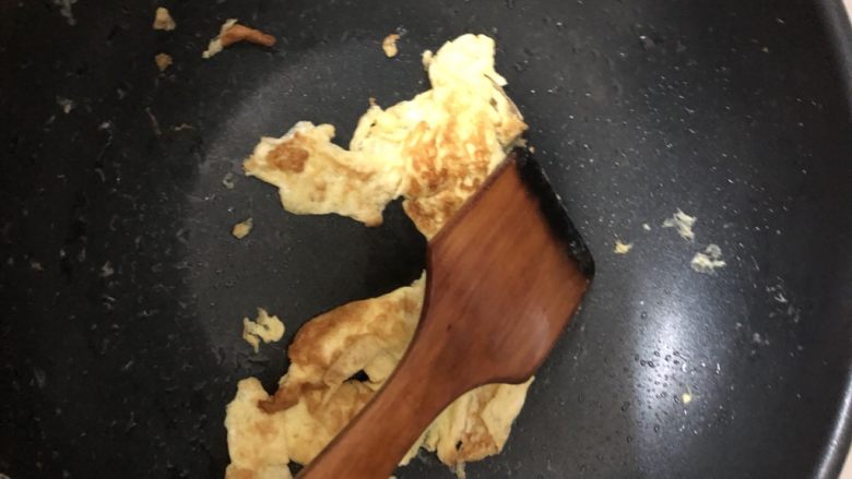 三种三明治简单做法
,第二种:烘干面包片三明治:剩余的蛋液放入油锅,煎好鸡蛋。放一边备用。把面包片放入干燥的煎锅,小火不需要过热,两面都过一下,需要注意火候以免焦了。弄好按照面包片,香肠,沙拉酱,青瓜,番茄,鸡蛋,生菜,面包片的顺序铺好就行了。