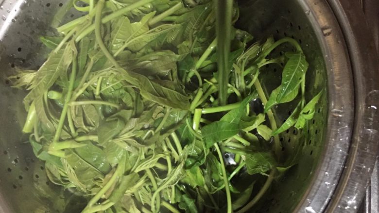 花生仁凉拌树上蔬菜,捞起后 用纯净水冲一冲,再沥干水分