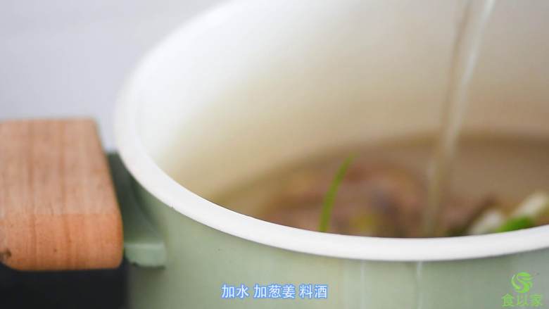 鸭糊涂,加水,生姜,料酒。