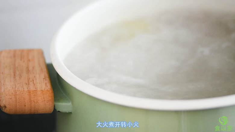 鸭糊涂,大火煮开转小火,炖至1小时。
