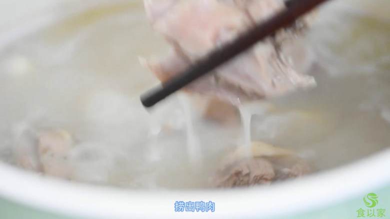 鸭糊涂,捞出鸭肉,冷却。