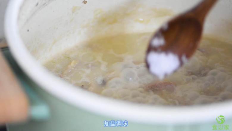 鸭糊涂,小火炖30分钟,加盐调味。