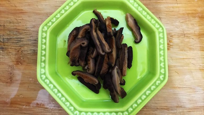 杂炒,泡发好的香菇去蒂,洗净,轻轻挤干水分,如图所示,切成丝,备用