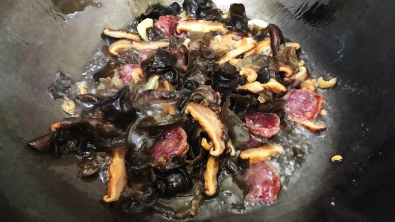 杂炒,转中大火,翻炒30秒