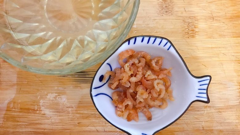 杂炒,捞出泡好的海米,水不要倒掉,等下要用