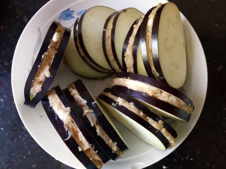 茄子肉饼,每个茄盒中填入肉末