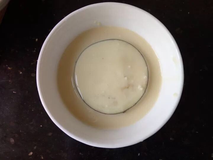 茄子肉饼,<a style='color:red;display:inline-block;' href='/shicai/ 519'>面粉</a>和剩余的蛋黄，以及再加一个<a style='color:red;display:inline-block;' href='/shicai/ 9'>鸡蛋</a>调成糊状，把茄盒在其中滚下，裹上面糊。（茄盒里面和表面可以沾些淀粉，再裹糊，会更好。）