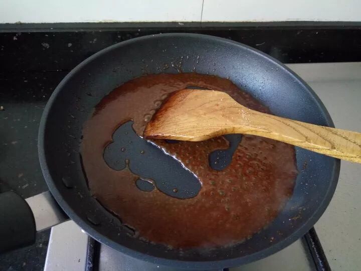 茄子肉饼,锅内留底油，加入<a style='color:red;display:inline-block;' href='/shicai/ 699'>番茄酱</a>，<a style='color:red;display:inline-block;' href='/shicai/ 10588'>糖</a>、盐少许，再一点点开水，放入茄盒，沾满酱汁即可。