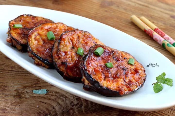 茄子肉饼,盛出装盘，再撒些葱花点缀。