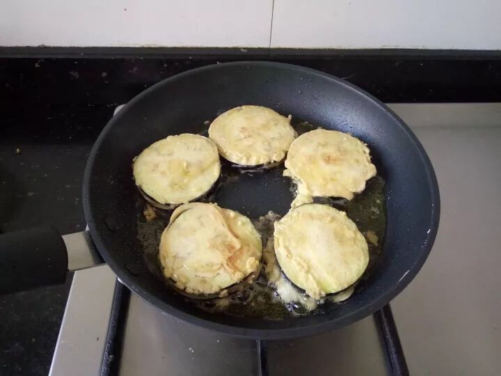 茄子肉饼,煎至两面金黄，盛出备用