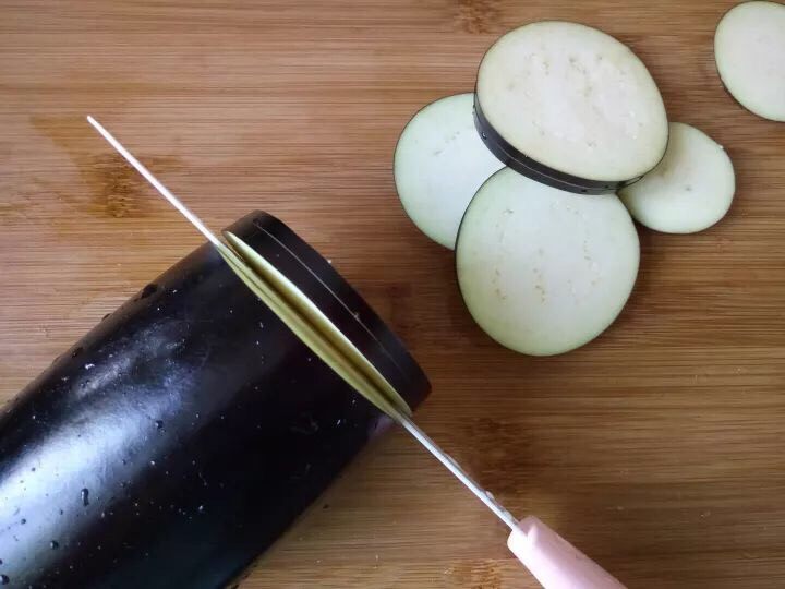 茄子肉饼,<a style='color:red;display:inline-block;' href='/shicai/ 58'>茄子</a>切薄片，两片中间不切断，这就是一个茄盒。