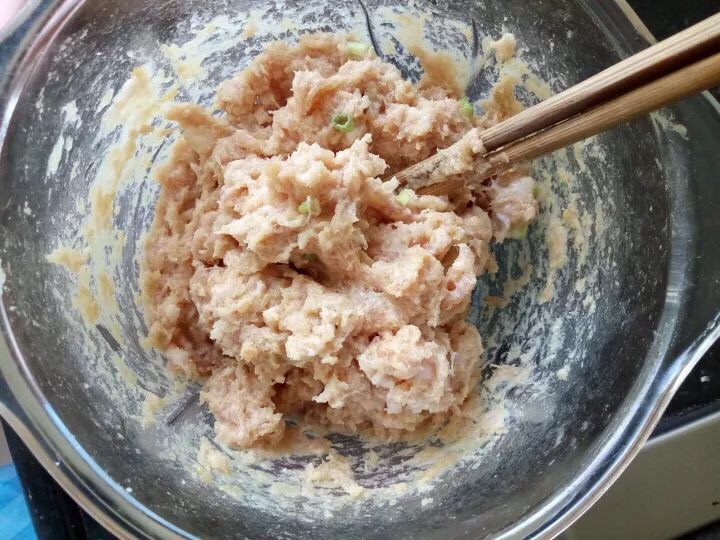 茄子肉饼,一起打成<a style='color:red;display:inline-block;' href='/shicai/ 442'>肉末</a>，加入蛋清，再加入姜末，盐，<a style='color:red;display:inline-block;' href='/shicai/ 692'>酱油</a>，<a style='color:red;display:inline-block;' href='/shicai/ 718'>料酒</a>，葱白，同一个方向搅拌。