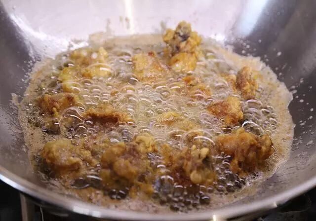 椒盐排骨,油温五六成热的时候下入排骨,中小火油炸,炸到排骨金黄酥脆后开大火快速炸一下后出锅。测试五六成的油温可以放一根筷子进去,冒细小的泡泡就差不多。