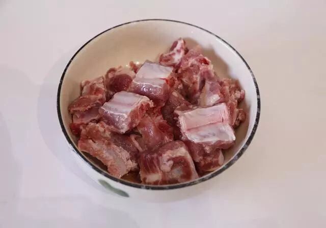 椒盐排骨,排骨里加入少许盐、<a style='color:red;display:inline-block;' href='/shicai/ 134340'>黑胡椒粉</a>和适量花雕酒,腌制一会。时间允许的话,可以腌制上一两个小时,时间不允许腌一会也行。