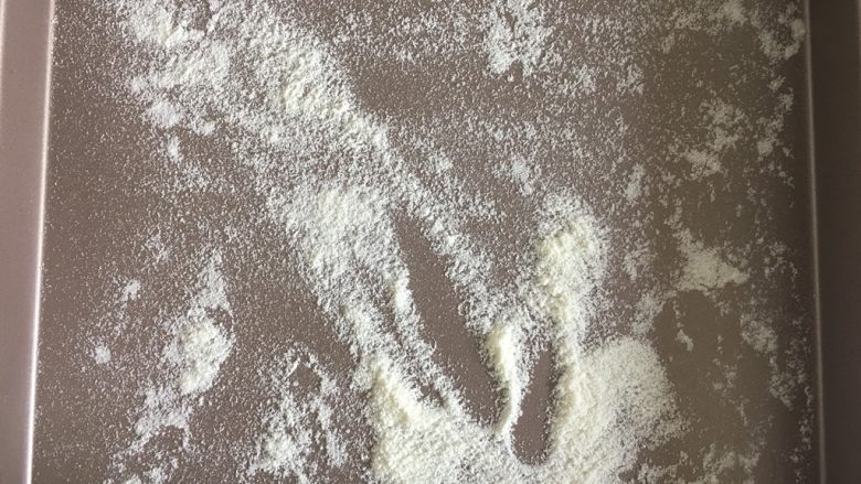雪花酥,烤盘撒上奶粉