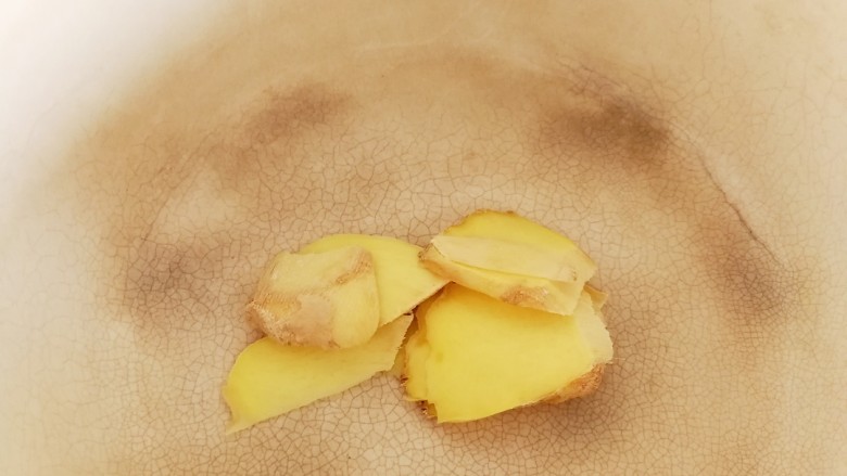 姜汁红薯,砂锅放在炉子上,小火烧热,放入生姜片