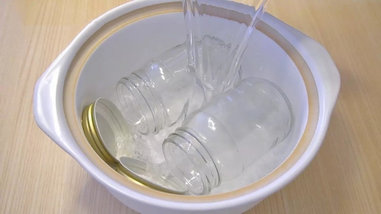 夏黑葡萄果酱,果酱瓶消毒:洗干净的玻璃瓶放锅里,倒入没过瓶子的冷水