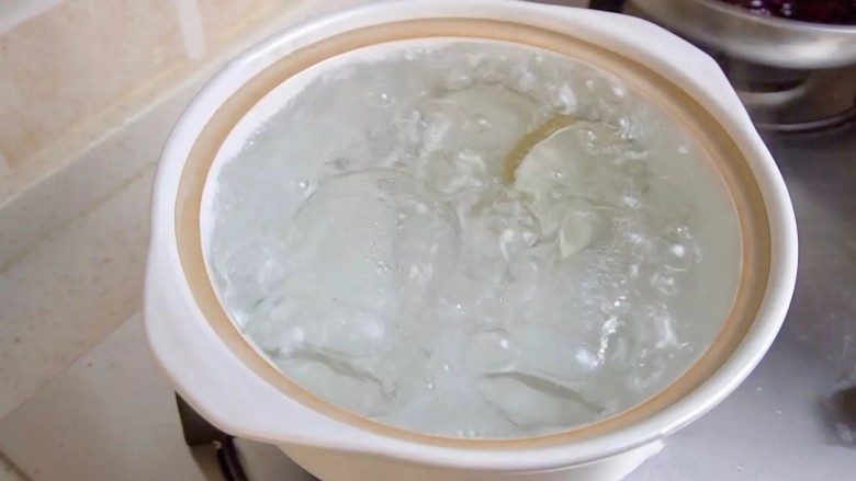 夏黑葡萄果酱,水沸腾后,继续煮7-10分钟。煮好后取出,沥干备用(也可以放入烤箱╱蒸箱,100度烘烤╱蒸15分钟左右,烤箱╱蒸箱不要提前预热,否则玻璃瓶可能会裂开)
