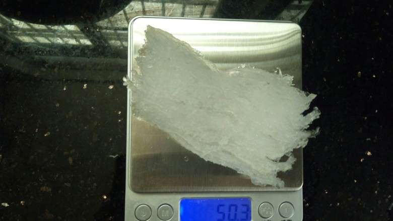 冰糖燕窝,将燕窝放进纯净水中泡发4小时(最好用纯净水或者净化器净化的水,用自来水影响泡发),泡发后称一下是50.3克,差不多8倍的泡发率,不错哦,正常燕窝泡发率在6-8倍。