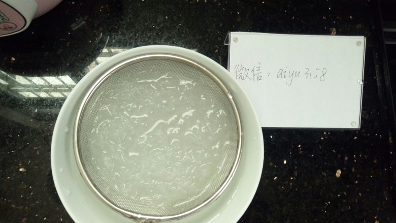冰糖燕窝,将撕好的燕窝放在水龙头下面冲洗,并且在漏网中清洗,这样反复2-3次,再用镊子把清洗不掉的小毛夹出。(我们的燕窝干净度比较高,用漏网清洗一下就很干净可以炖煮了,纯天然的印尼燕窝,价钱还很实惠,快来骚扰我吧)