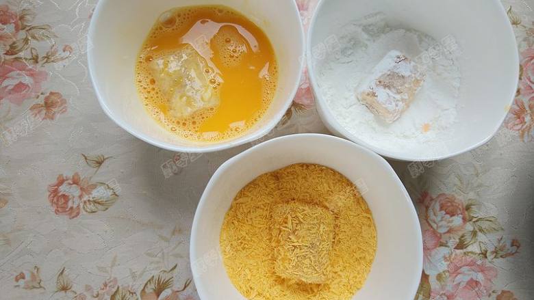 狭鳕鱼排,将狭鳕鱼块先裹一层薄薄的淀粉,然后沾满蛋液,然后裹面包糠