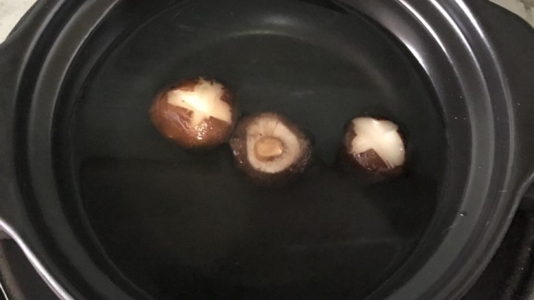 减肥素砂锅,香菇和泡香菇的水一起倒入砂锅,放适量盐,根据锅大小放水,先放半锅