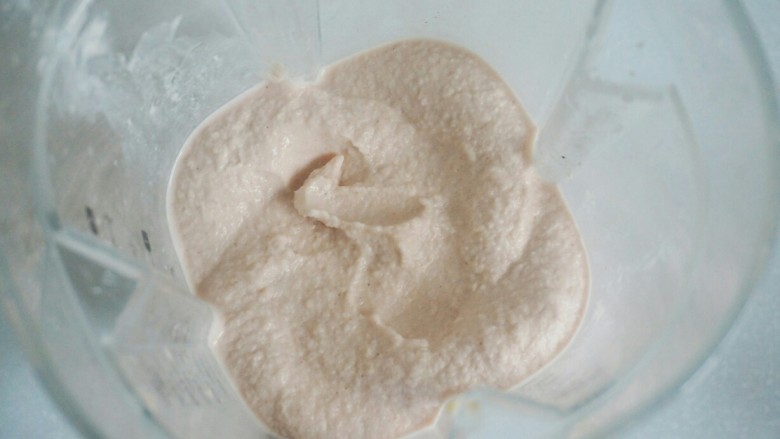 入口即化冰沙,搅拌1分钟左右即可,肉眼看不到的冰粒,入口即化的冰沙就完成了