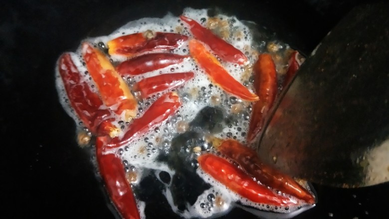 宫保虾仁,加入辣椒,<a style='color:red;display:inline-block;' href='/shicai/ 700'>花椒</a>