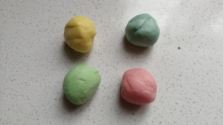 春之色~彩虹面包卷,每个颜色的小面团取一份,4个为一组