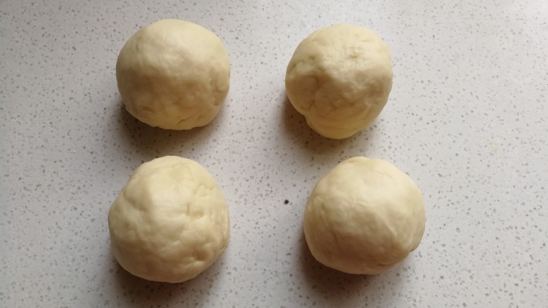 春之色~彩虹面包卷,再把揉好的面团取出来,分成均匀的四份滚圆