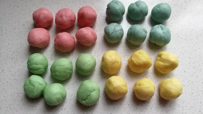 春之色~彩虹面包卷,再把每种颜色的条状面团,分割成均匀的六个小剂子滚圆