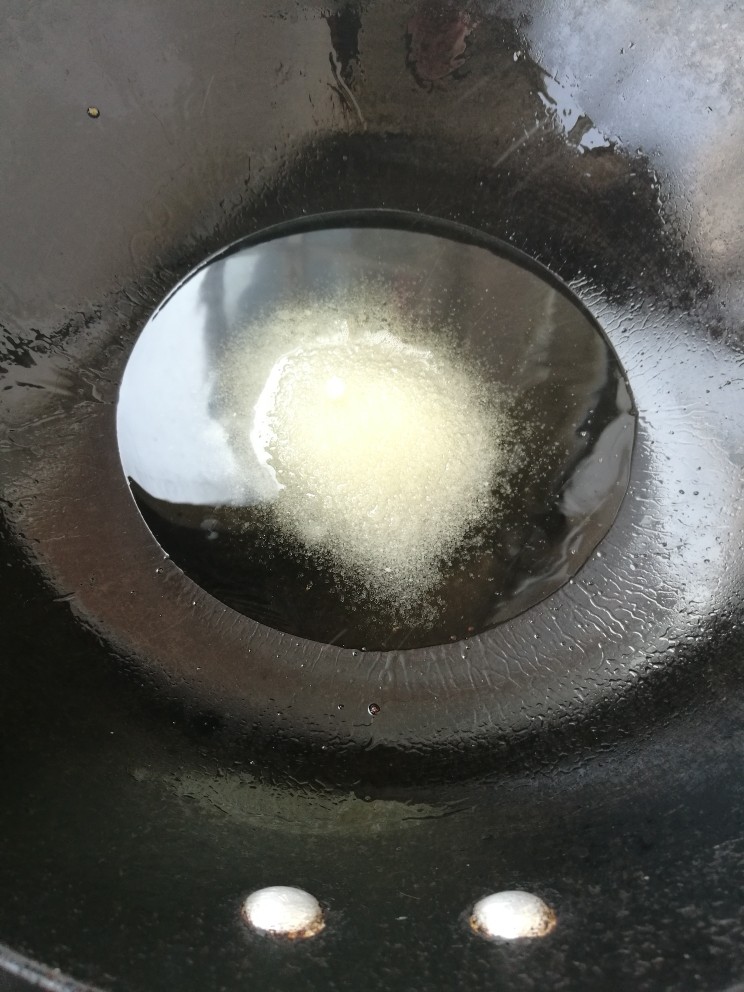 红烧猪蹄,锅里放油放入白糖，炒至颜色变黄，稍微有点冒烟倒入猪蹄。