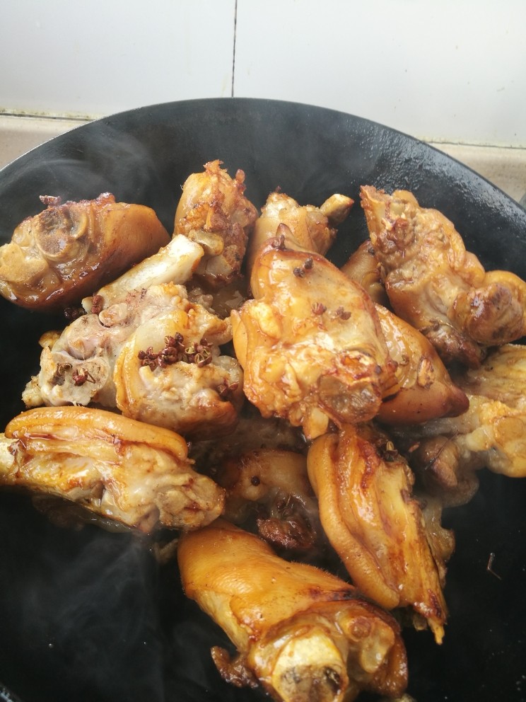 红烧猪蹄,迅速翻炒均匀，倒入<a style='color:red;display:inline-block;' href='/shicai/ 718'>料酒</a>和<a style='color:red;display:inline-block;' href='/shicai/ 700'>花椒</a>不停翻炒。猪蹄容易爆要注意安全。戴防护眼镜或者拿锅盖挡一下。