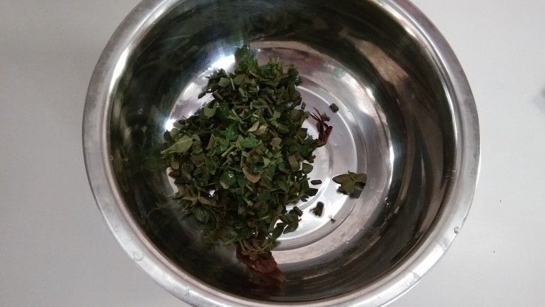 香椿+鹅蛋,放入容器中