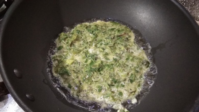 香椿+鹅蛋,锅内油烧热倒入蛋液,一边倒一边划散