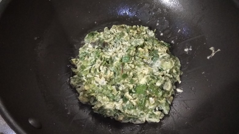 香椿+鹅蛋,往中间收拢,用小火转动锅煎一会,翻面煎至熟