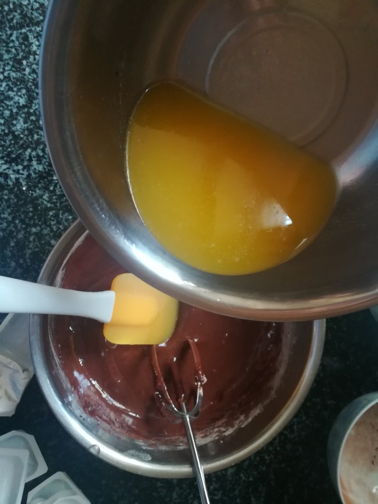 神奇的玛德琳,黄油倒进面糊糊里面，先且切拌，再搅拌