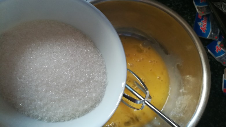 神奇的玛德琳,加入<a style='color:red;display:inline-block;' href='/shicai/ 3729'>白糖</a>继续打散