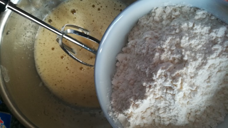 神奇的玛德琳,加入低筋粉继续搅拌