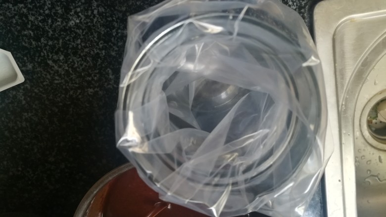 神奇的玛德琳,准备一个高高的杯子，杯子套上一个中号的裱花袋。
没有裱花袋直接放在盆子里，盖上保鲜膜也行。